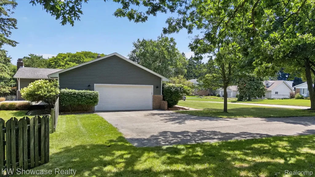 11498 Fox N Hounds Drive White Lake Charter Township MI 48386
