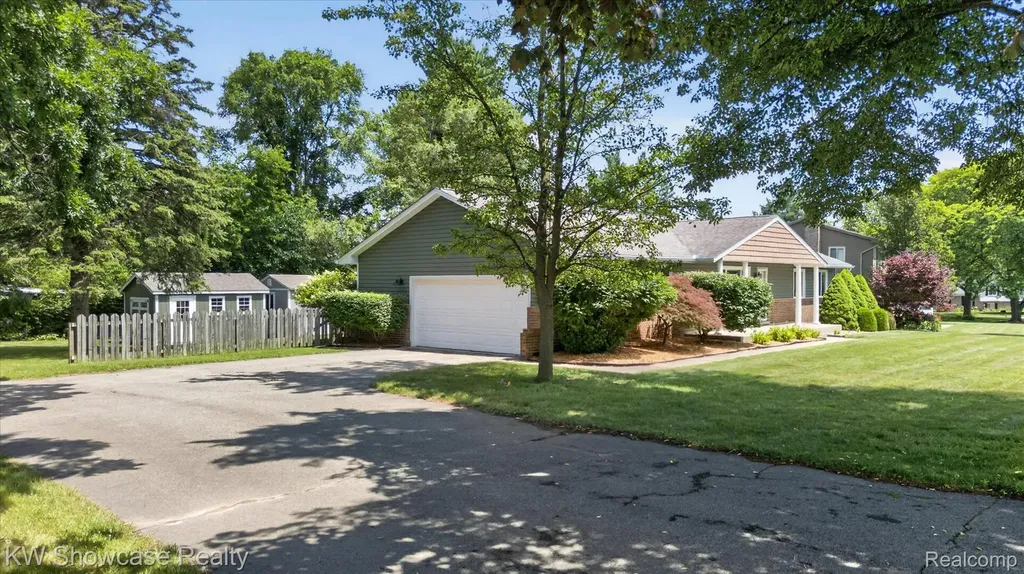 11498 Fox N Hounds Drive White Lake Charter Township MI 48386