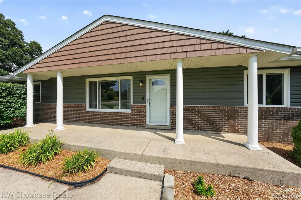 11498 Fox N Hounds Drive White Lake Charter Township MI 48386