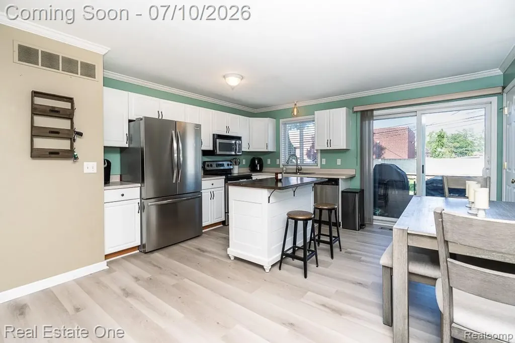 26649 Groveland Street Madison Heights City MI 48071