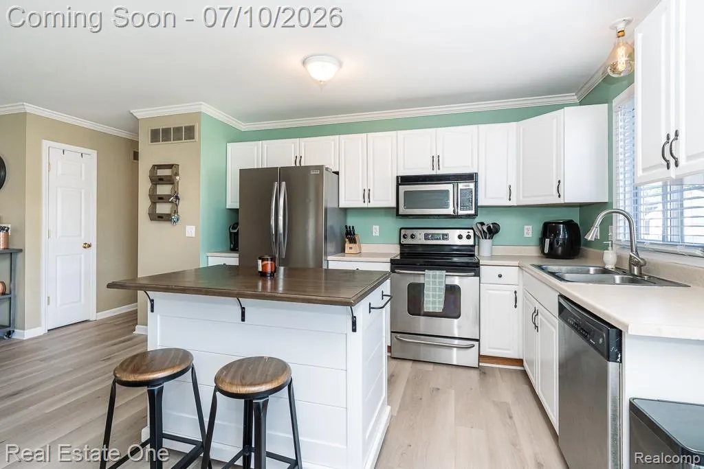 26649 Groveland Street Madison Heights City MI 48071