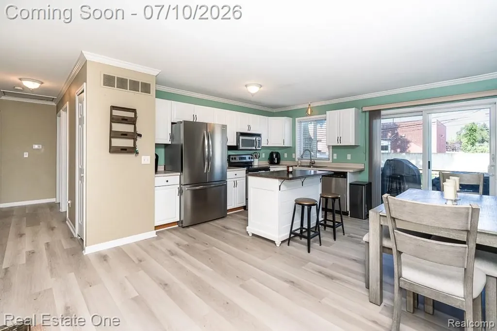 26649 Groveland Street Madison Heights City MI 48071