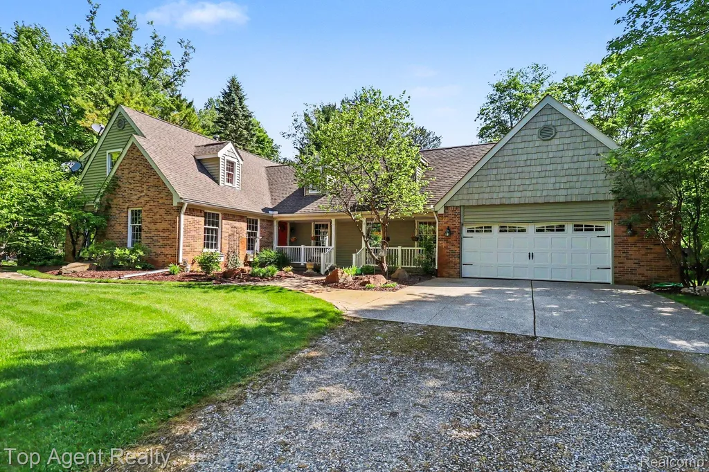 2411 Farmbrook Trail Addison Township MI 48370