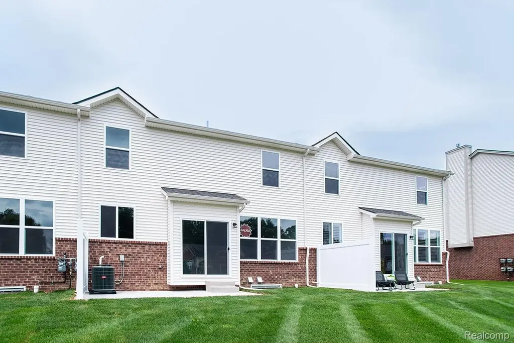 16 Grandview Circle Grandview Circle White Lake Charter Township MI 48386