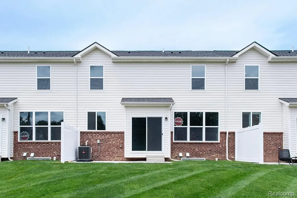 16 Grandview Circle Grandview Circle White Lake Charter Township MI 48386
