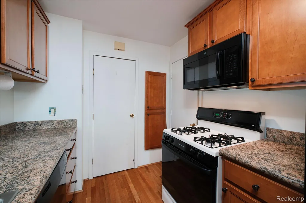 23707 N Rockledge Novi City MI 48375