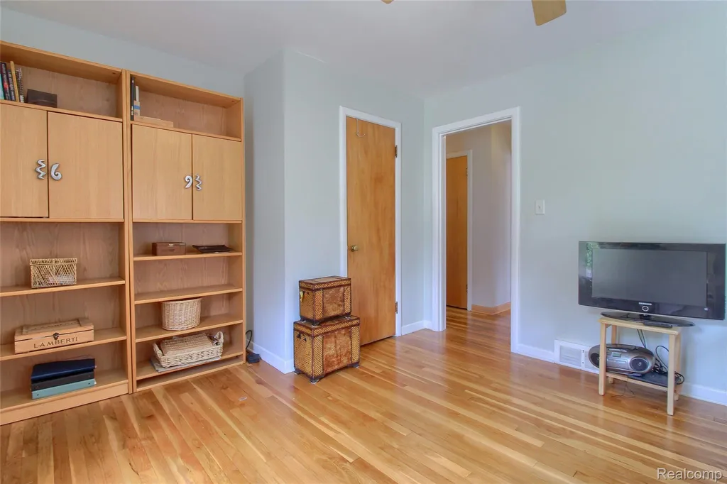 1910 Bonnie View Drive Royal Oak City MI 48073