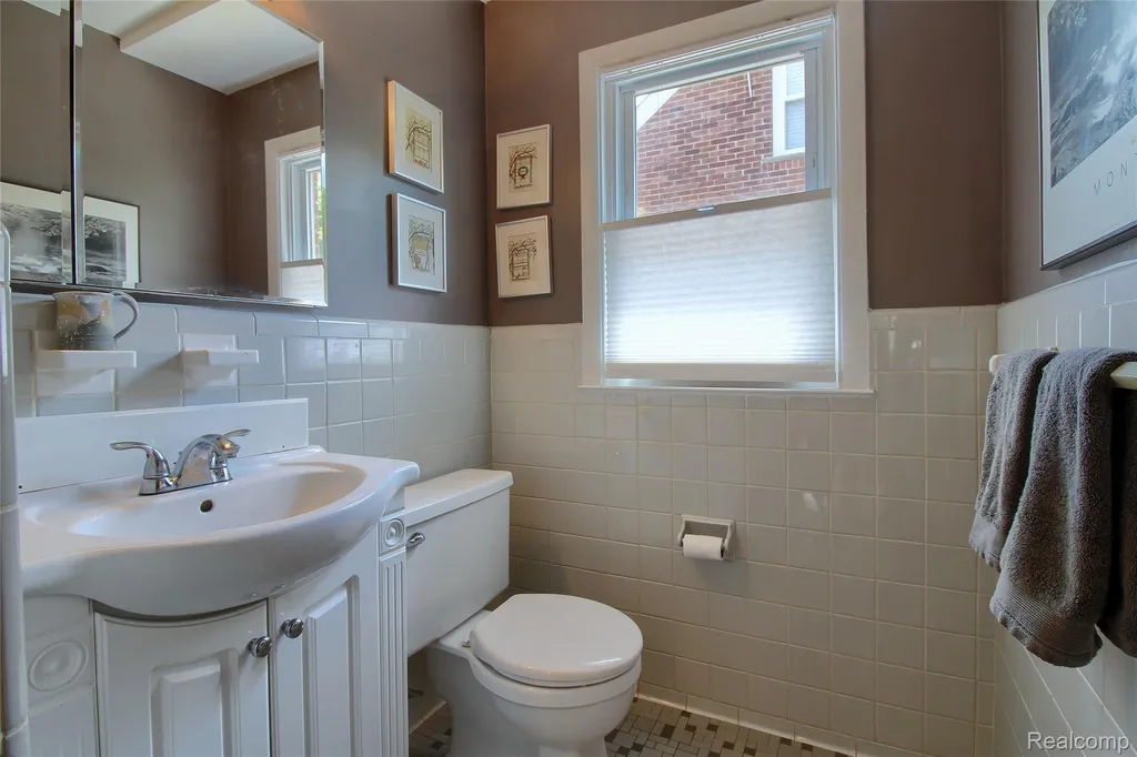 1910 Bonnie View Drive Royal Oak City MI 48073