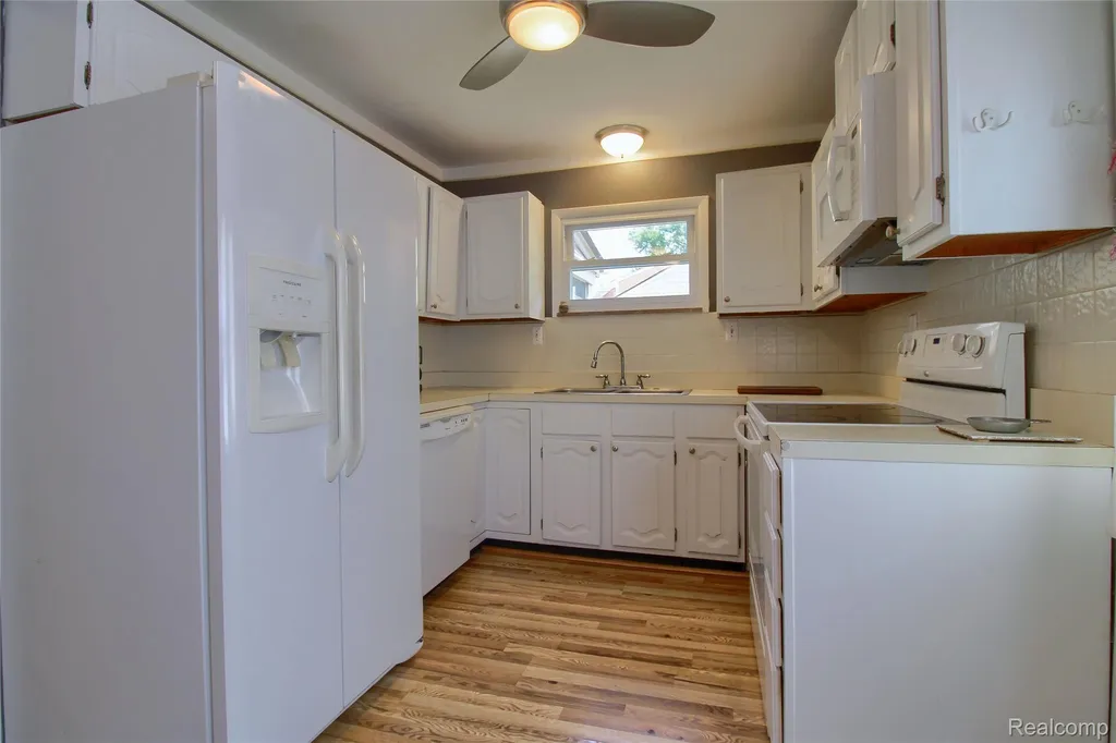 1910 Bonnie View Drive Royal Oak City MI 48073