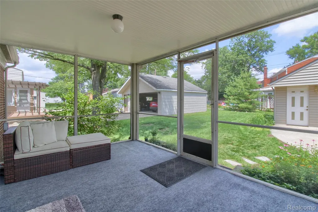1910 Bonnie View Drive Royal Oak City MI 48073