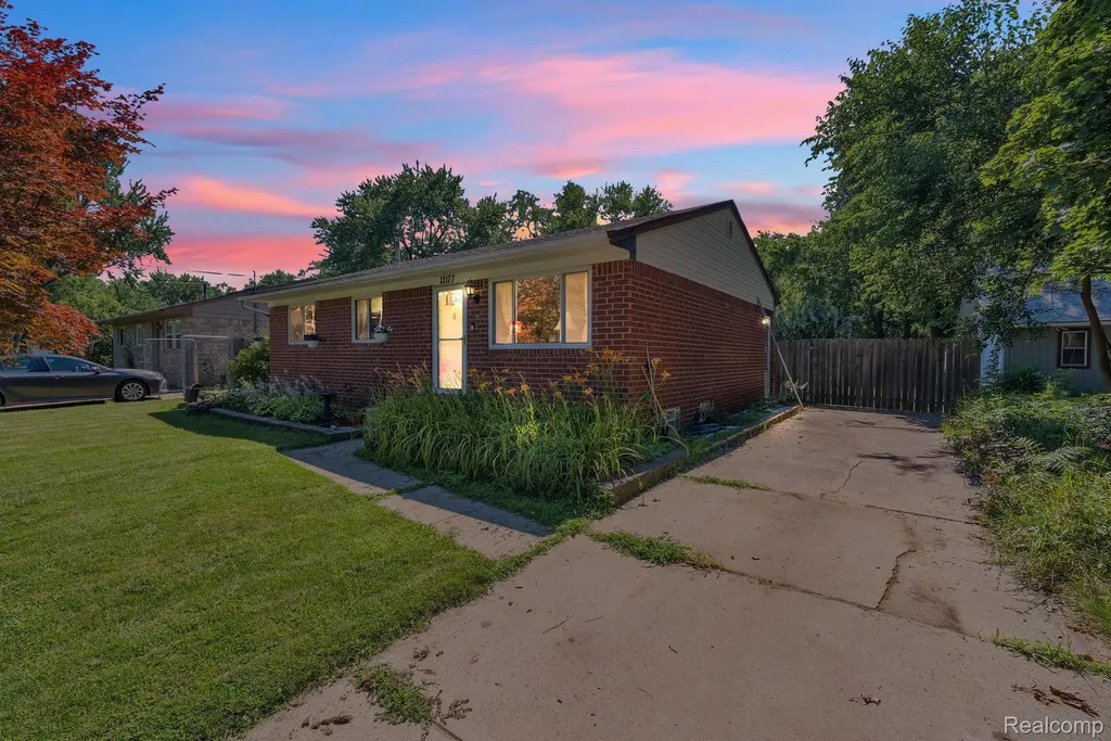 12177 Hartel Street Livonia City MI 48150