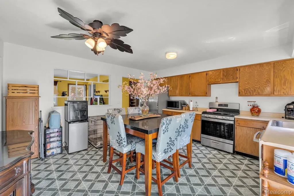 12177 Hartel Street Livonia City MI 48150