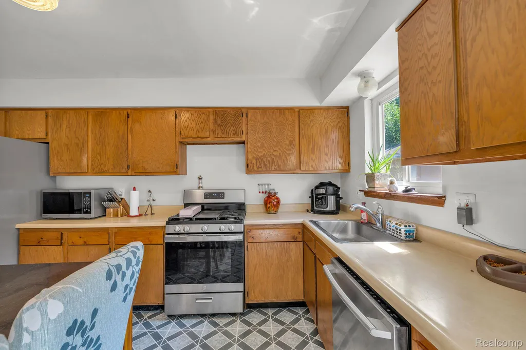 12177 Hartel Street Livonia City MI 48150