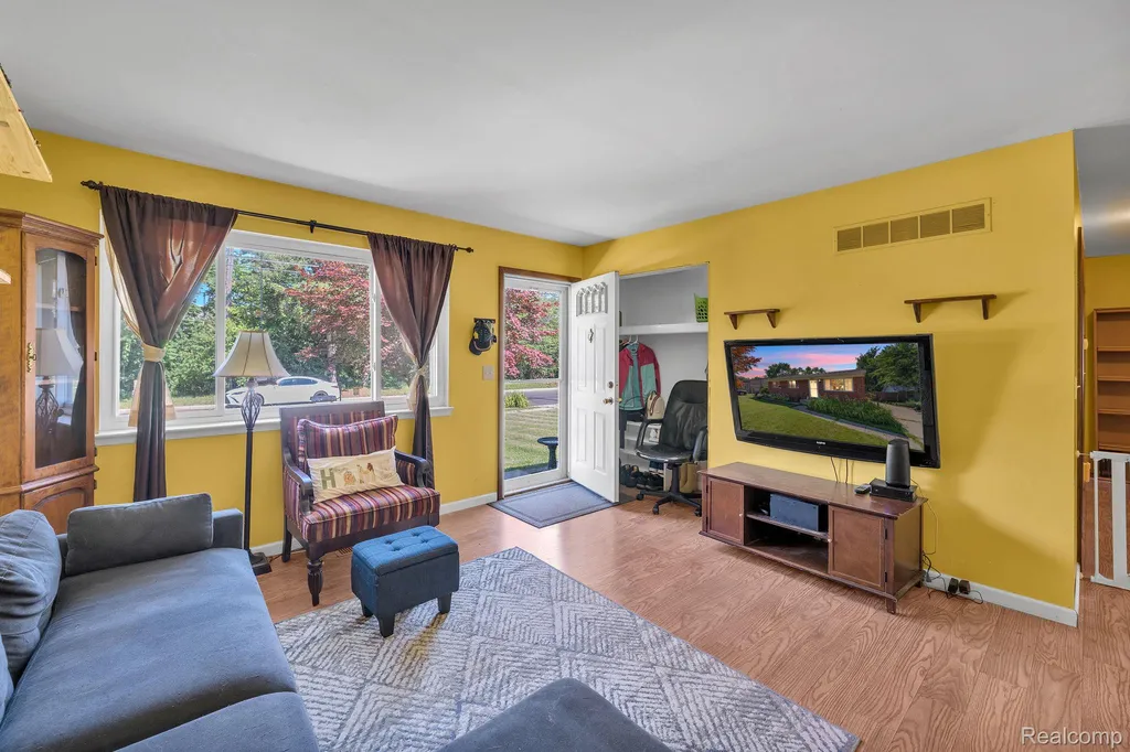 12177 Hartel Street Livonia City MI 48150