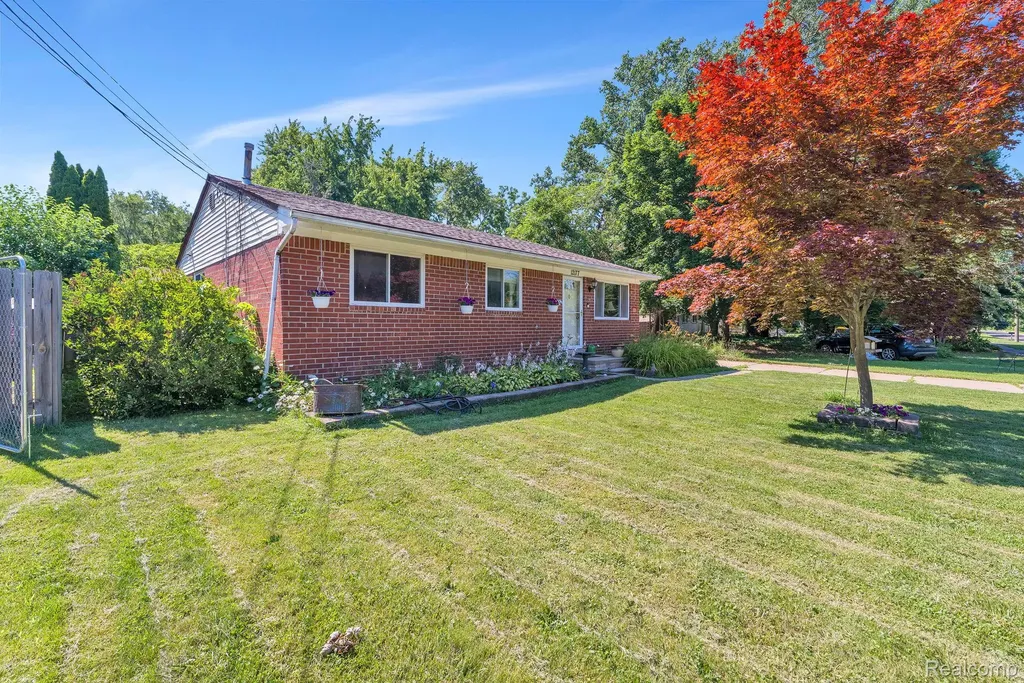 12177 Hartel Street Livonia City MI 48150