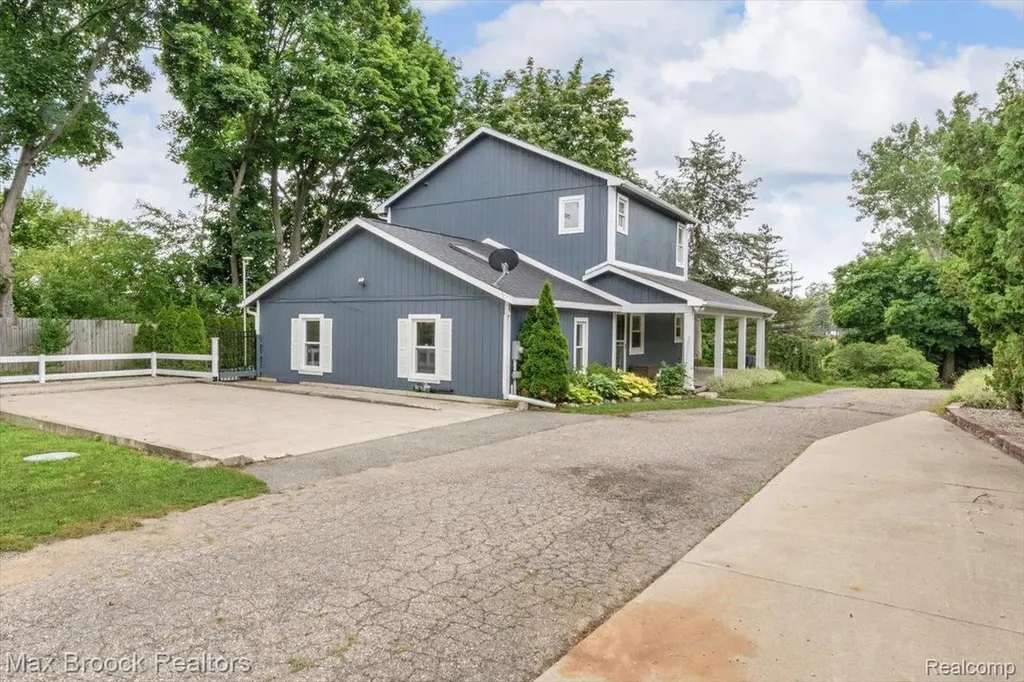 8230 Vandell Street Commerce Charter Township MI 48382