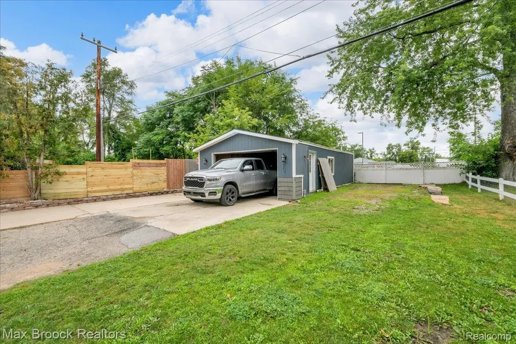 8230 Vandell Street Commerce Charter Township MI 48382