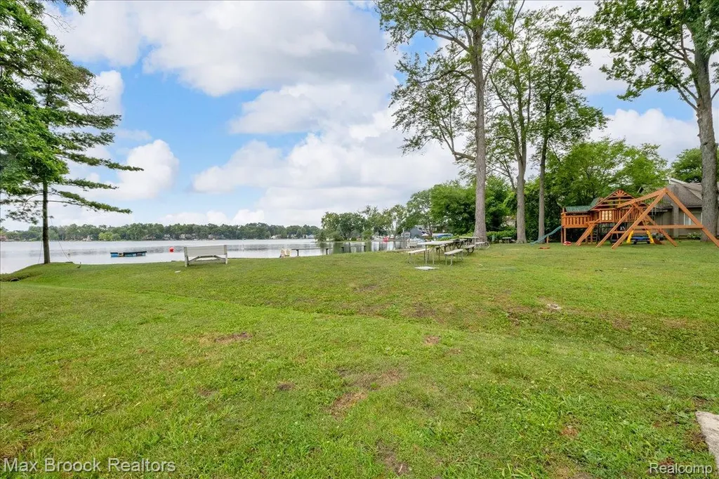 8230 Vandell Street Commerce Charter Township MI 48382