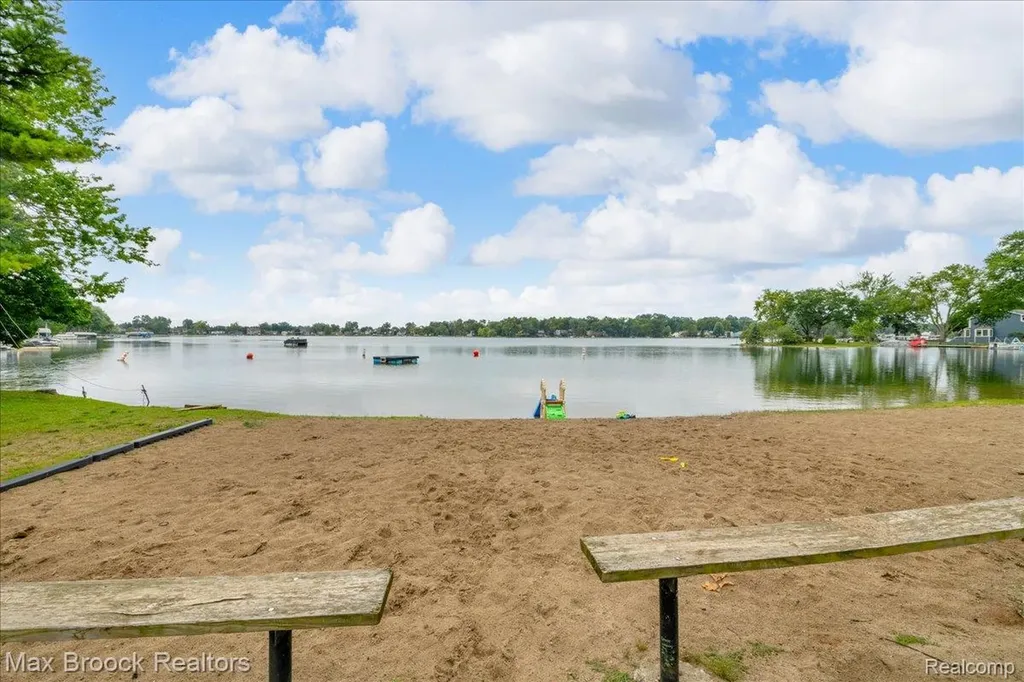 8230 Vandell Street Commerce Charter Township MI 48382