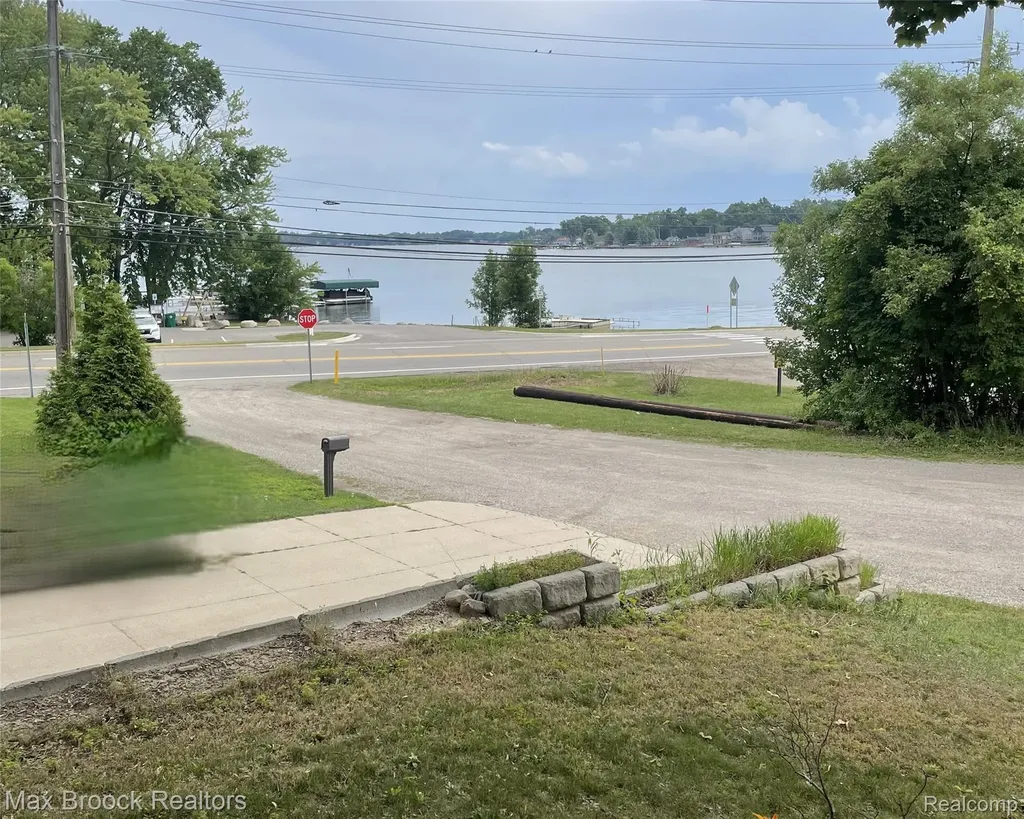 8230 Vandell Street Commerce Charter Township MI 48382