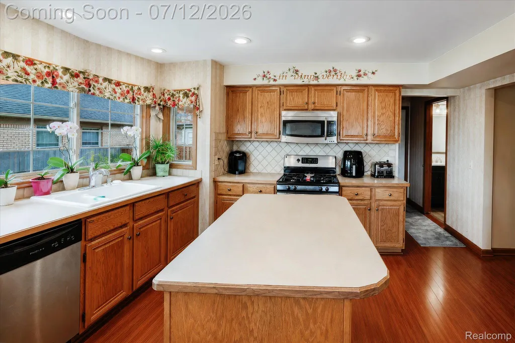 39044 Mallorn Drive Sterling Heights City MI 48313