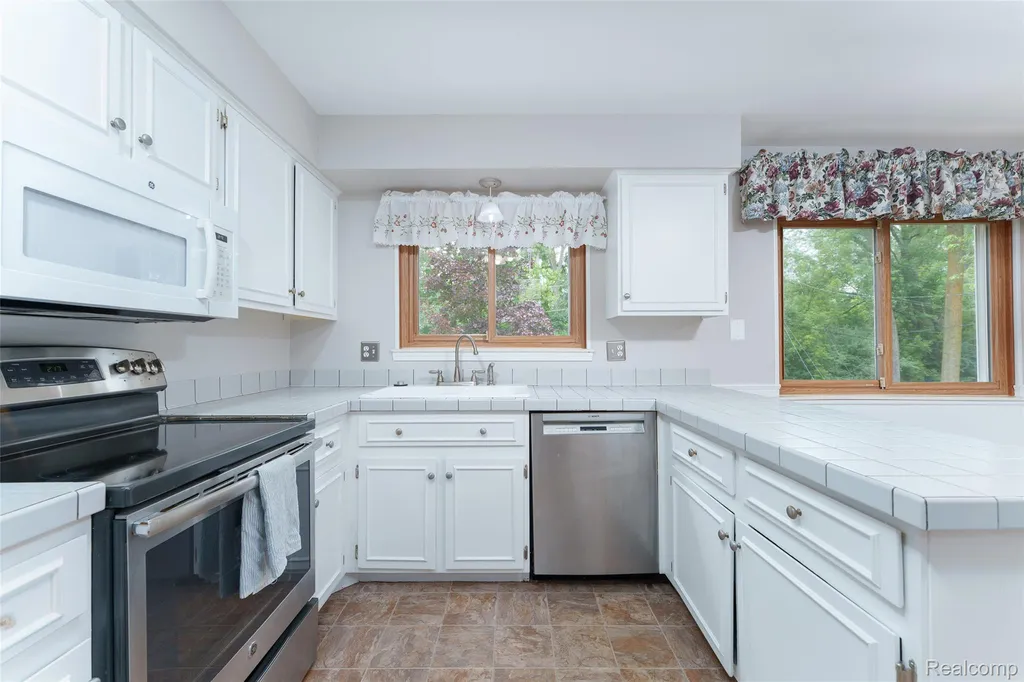 4276 Macqueen Drive West Bloomfield Charter Township MI 48323