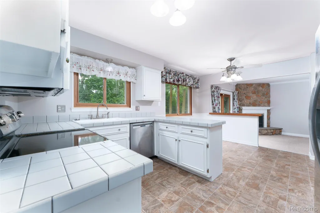 4276 Macqueen Drive West Bloomfield Charter Township MI 48323