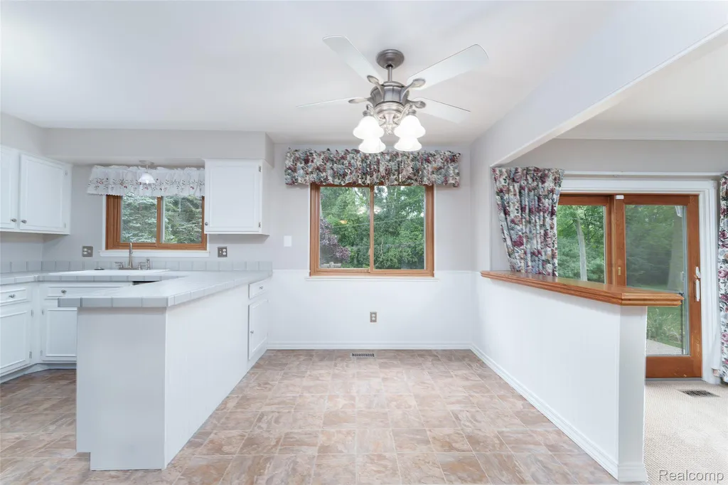4276 Macqueen Drive West Bloomfield Charter Township MI 48323