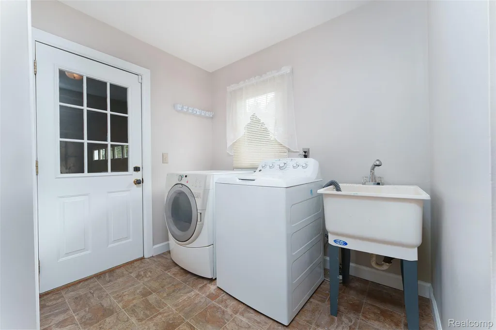 4276 Macqueen Drive West Bloomfield Charter Township MI 48323