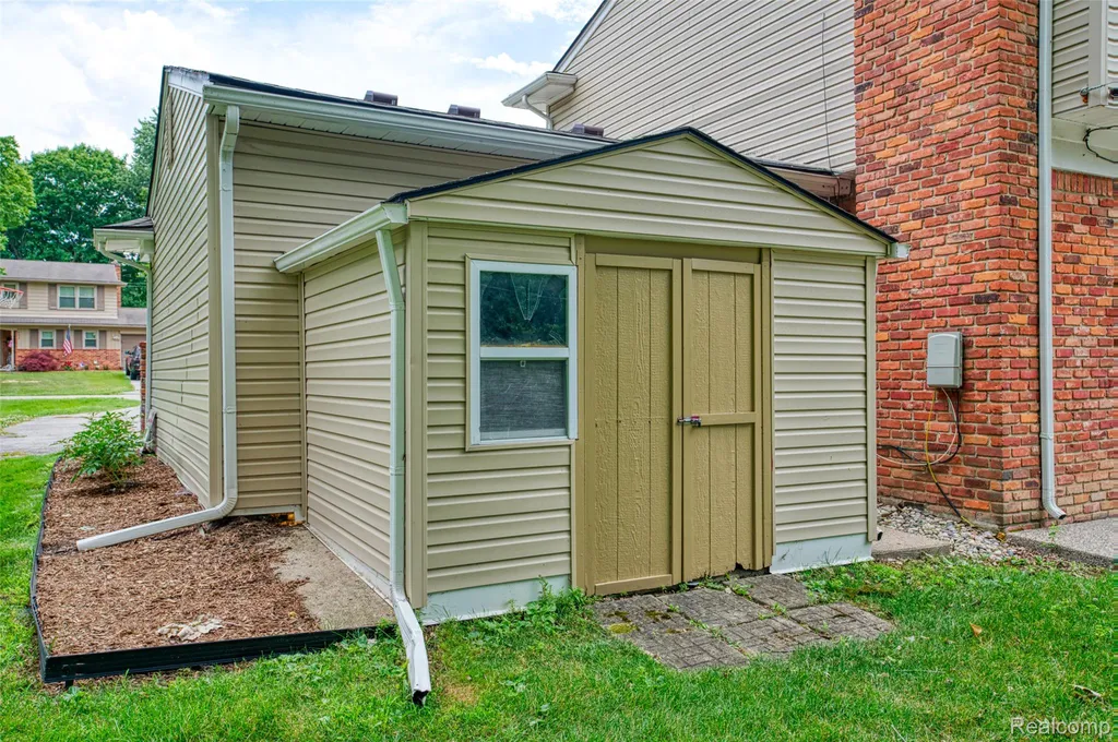 4276 Macqueen Drive West Bloomfield Charter Township MI 48323