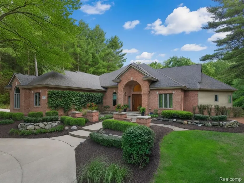 12172 Woodline Drive Tyrone Township MI 48430