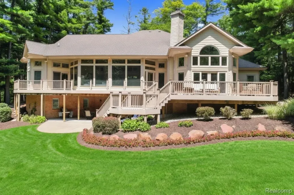 12172 Woodline Drive Tyrone Township MI 48430