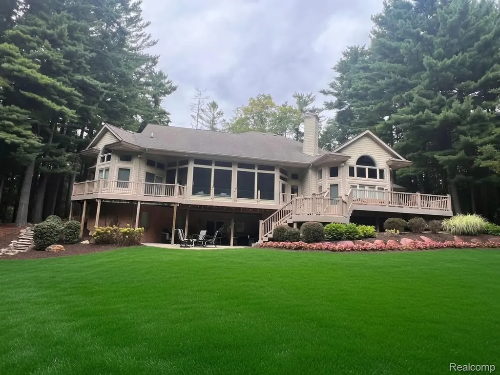 12172 Woodline Drive Tyrone Township MI 48430