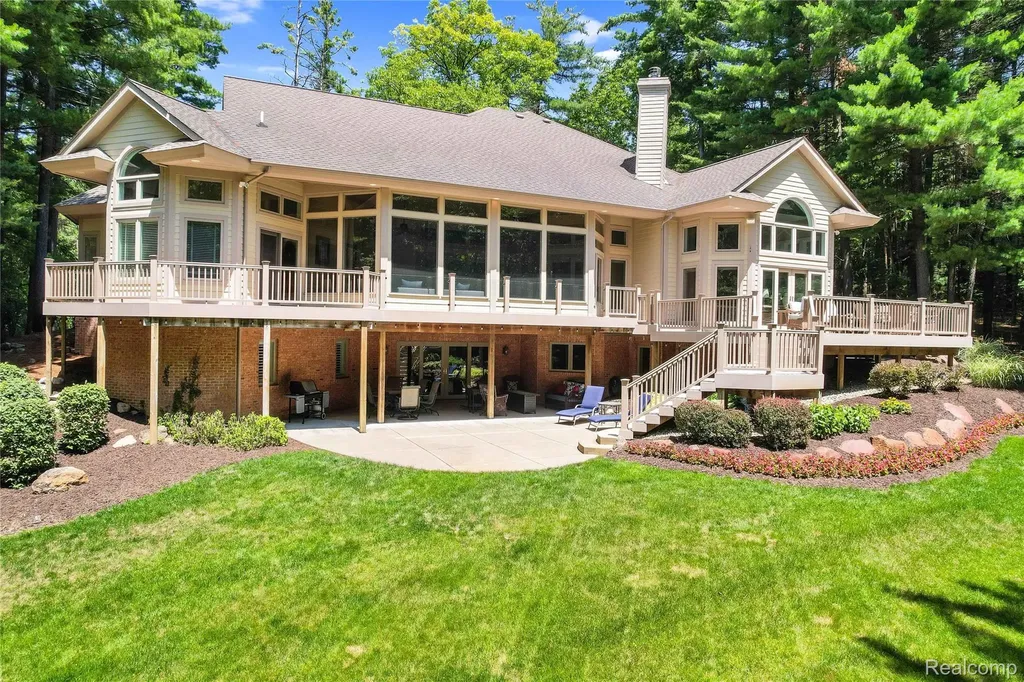 12172 Woodline Drive Tyrone Township MI 48430