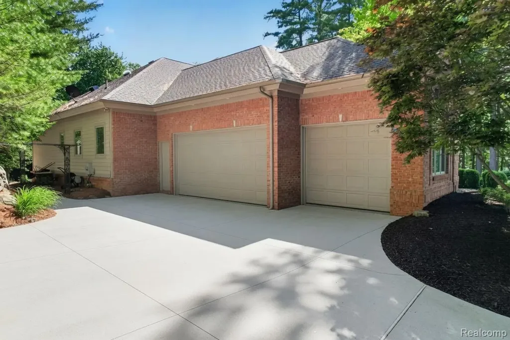 12172 Woodline Drive Tyrone Township MI 48430