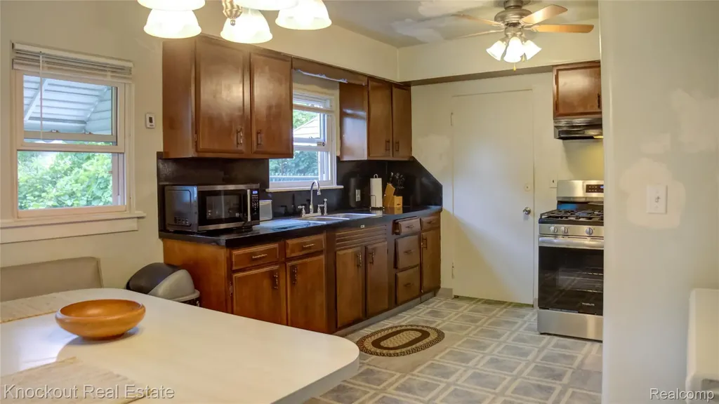 1515 Casimir Street Saginaw City MI 48601