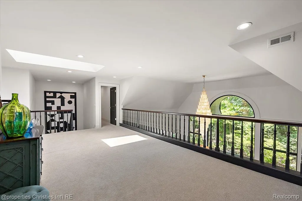 40 Scenic Oaks Drive N Bloomfield Hills City MI 48304