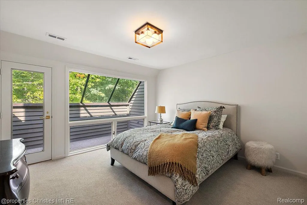 40 Scenic Oaks Drive N Bloomfield Hills City MI 48304