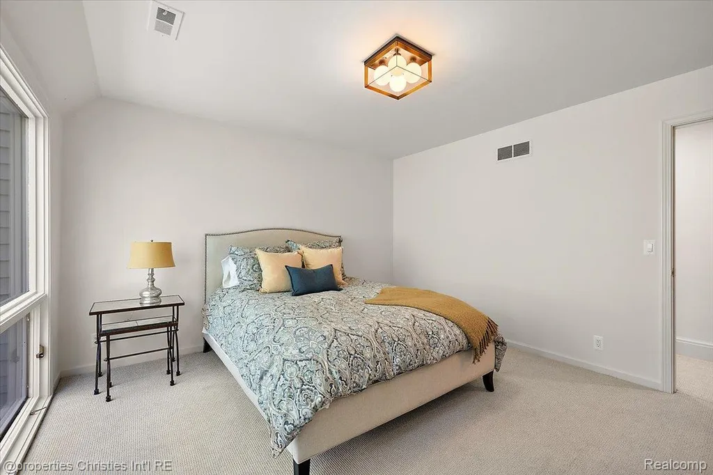 40 Scenic Oaks Drive N Bloomfield Hills City MI 48304