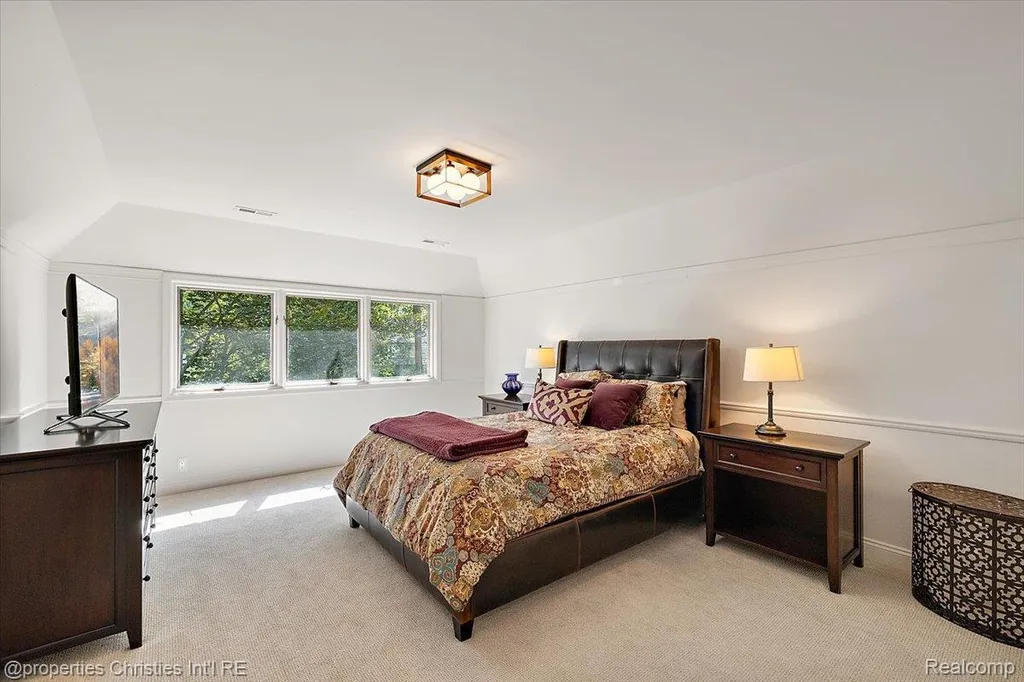 40 Scenic Oaks Drive N Bloomfield Hills City MI 48304