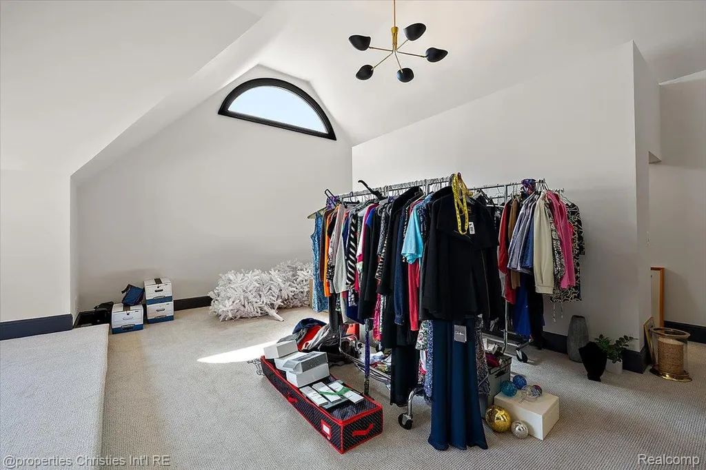 40 Scenic Oaks Drive N Bloomfield Hills City MI 48304
