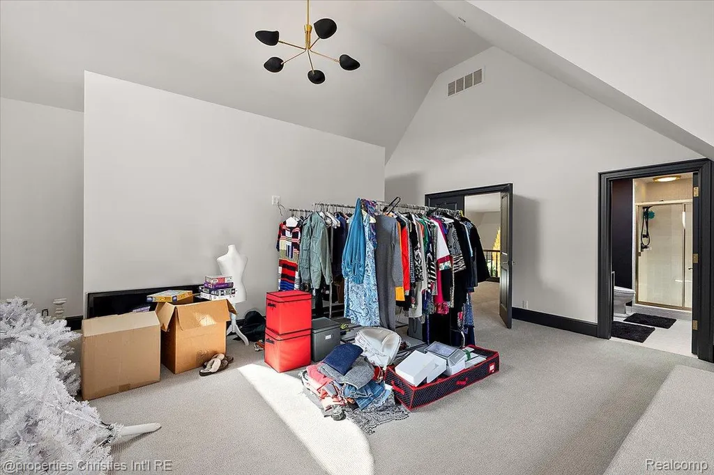 40 Scenic Oaks Drive N Bloomfield Hills City MI 48304