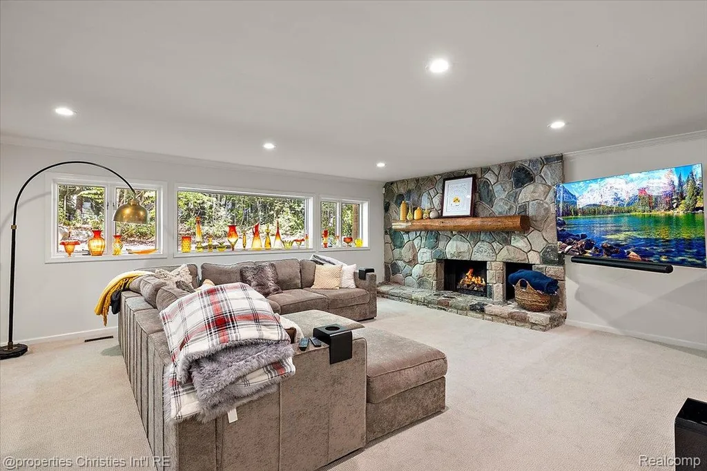 40 Scenic Oaks Drive N Bloomfield Hills City MI 48304