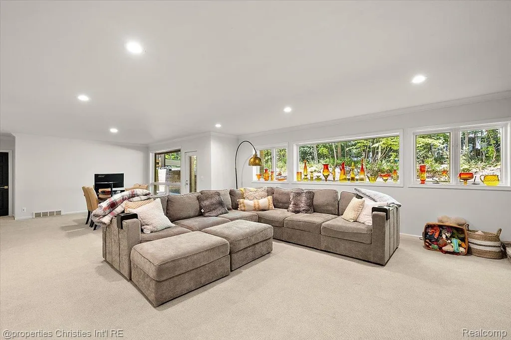 40 Scenic Oaks Drive N Bloomfield Hills City MI 48304