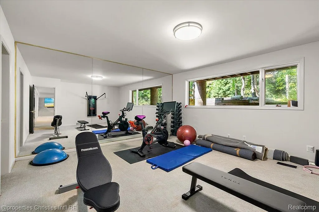 40 Scenic Oaks Drive N Bloomfield Hills City MI 48304