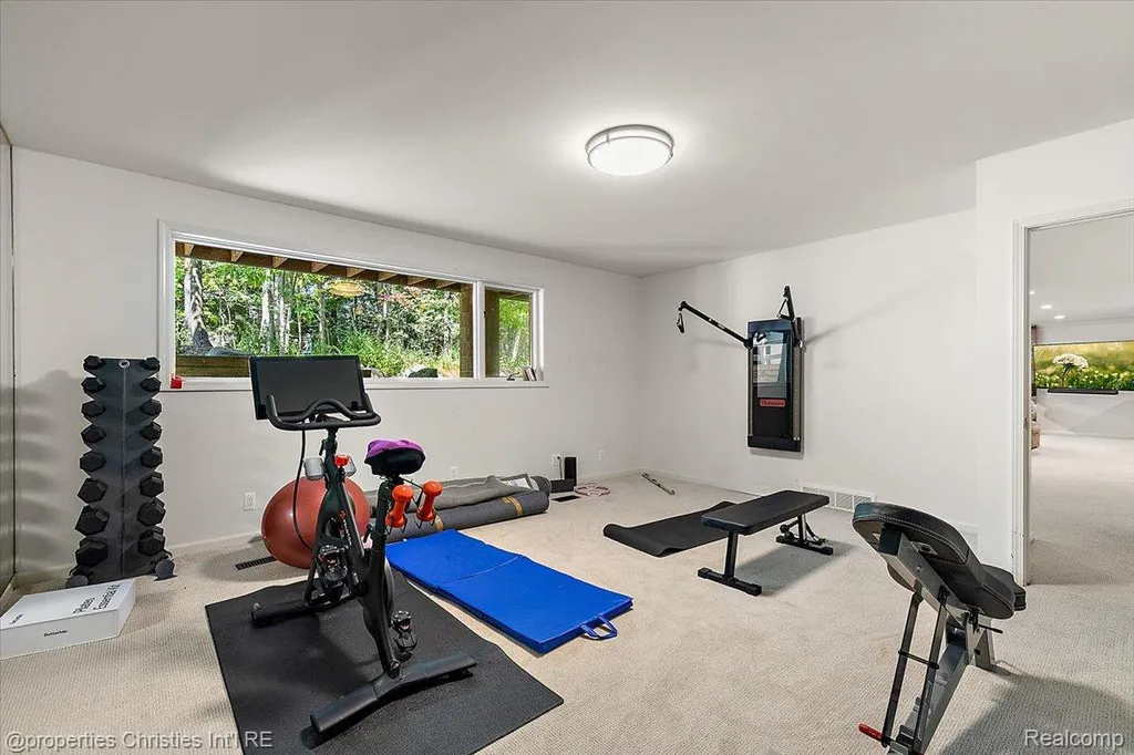 40 Scenic Oaks Drive N Bloomfield Hills City MI 48304