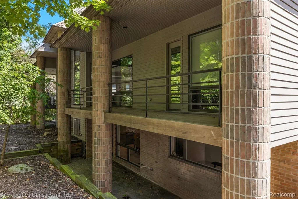 40 Scenic Oaks Drive N Bloomfield Hills City MI 48304