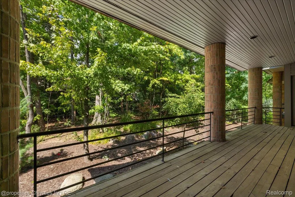 40 Scenic Oaks Drive N Bloomfield Hills City MI 48304