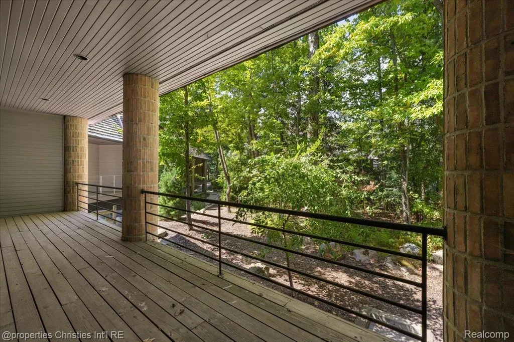 40 Scenic Oaks Drive N Bloomfield Hills City MI 48304