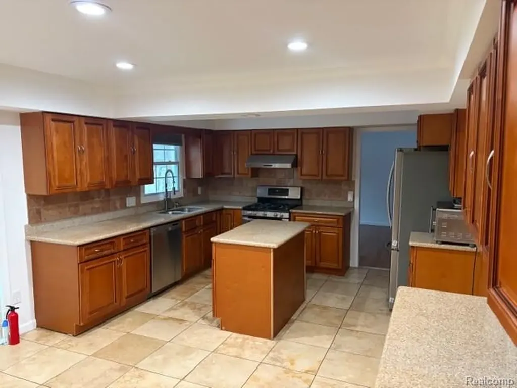1614 Caliper Drive Troy City MI 48084